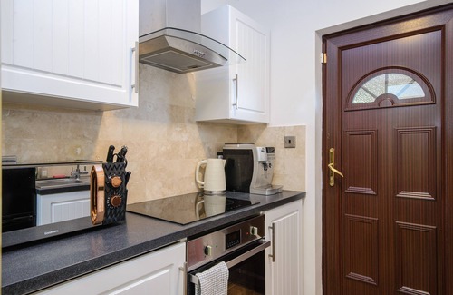Howlett End House | Deluxe 2 Bed Versace Hottub Skytv