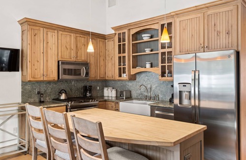 Aspen Condo | Deluxe 2 Bedroom Apartments at Resort with Outdoor Pool & Hot Tub