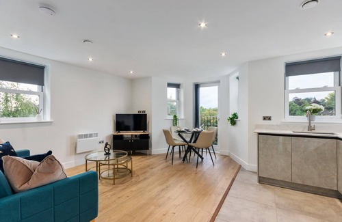Leatherhead Apartment | Deluxe 2-BR Saarb Apartment Leatherhead