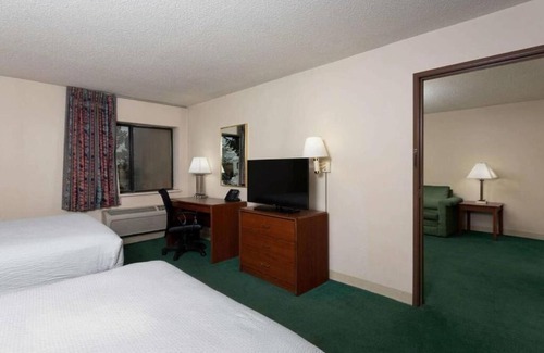 Indianapolis House | Deluxe 2 Queen Bed Non-Smoking