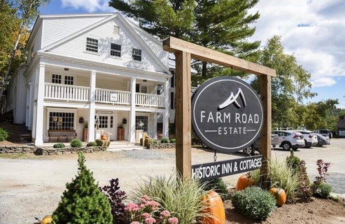 West Dover Resort | Deluxe 2xQueen- 2nd floor in Historic Inn