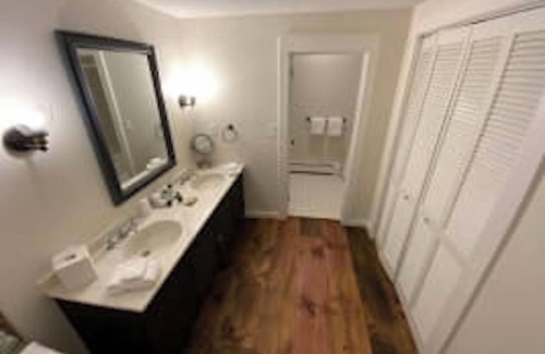 West Dover Resort | Deluxe 2xQueen & fireplace