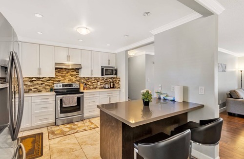 Fleetwood House | Deluxe 3 Bed 2 Bath entire upper portion of the house