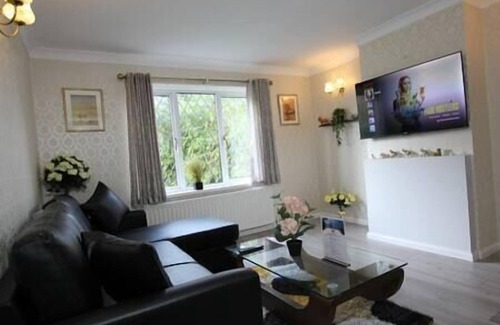 Earley House | Deluxe 3 Bedroom 2 Bath House &Parking by CozyNest