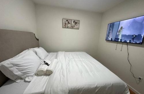 Elizabeth House | Deluxe 3 Bedroom EWR airport home