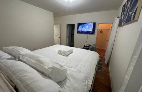 Elizabeth House | Deluxe 3 Bedroom EWR airport home