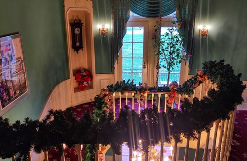 Ojibway Island House | Deluxe 3 King Beds -Private Bathrooms - Antique Style Rooms - Montague Inn