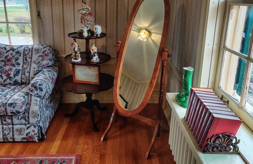 Ojibway Island House | Deluxe 3 King Beds -Private Bathrooms - Antique Style Rooms - Montague Inn