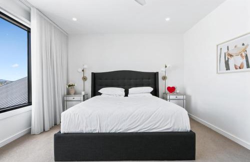 Wavell Heights House | Deluxe 4-Bed Home with Pool & Fire Pit