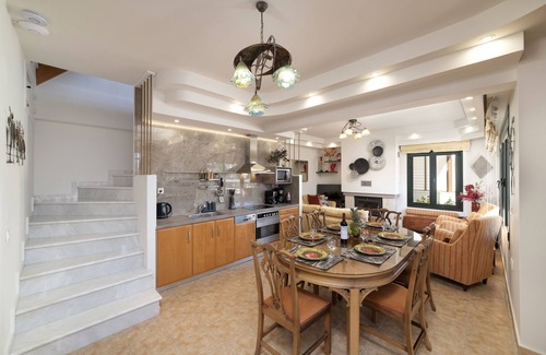 Koutsouras House | Deluxe 4 bedroom villa with loft next to beach