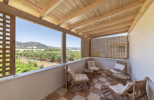 Koutsouras House | Deluxe 4 bedroom villa with loft next to beach