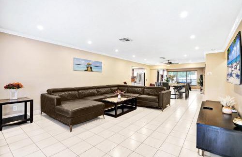 South Lake House | Deluxe 5BR Villa Heated Pool near Hollywood Beach