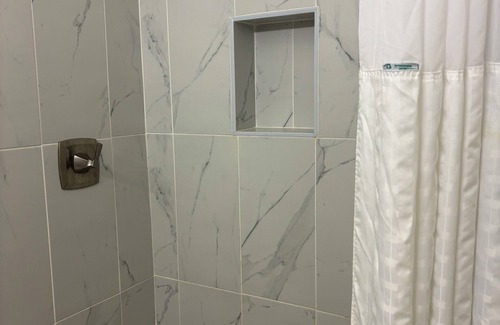 Cameron County Hotel | Deluxe 6 Inn & Suites