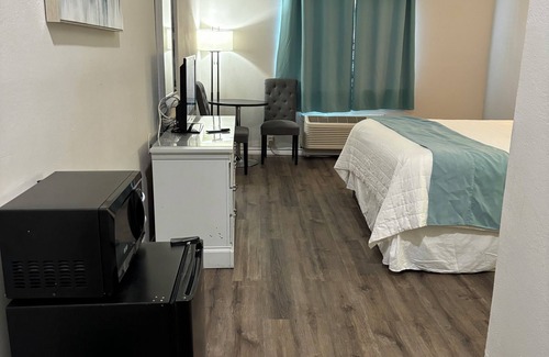 Cameron County Hotel | Deluxe 6 Inn & Suites