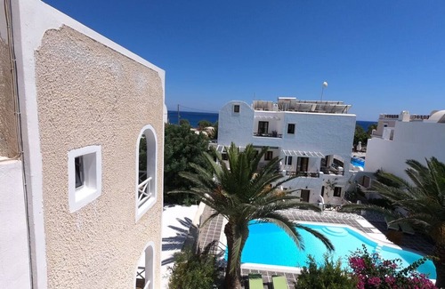 Perissa Apartment | Deluxe 6 persons Maisonette 30 meters from Perissa Beach