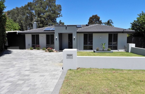 Forrestfield House | Deluxe A-class family home with swimming pool