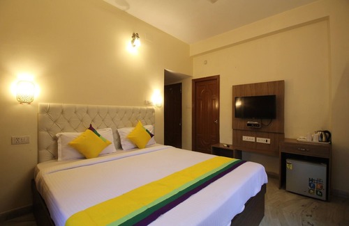 Salt Lake Bed & Breakfast | Deluxe AC Room w/Balcony at Anamitra Guest House #3