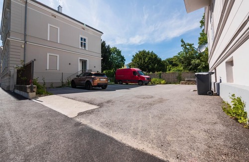 Krems an der Donau Apartment | Deluxe Apartment with parking and office next to the city park