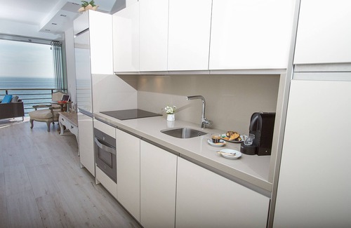 Torremolinos Apartment | DELUXE APARTMENT- BEACHFRONT, SWIMMING POOL, A/A, FREE WIFI AND PARKING