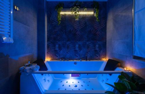 Universita Apartment | Deluxe Apartment - Jacuzzi & Cinema, 500m to Metro B, 6-8 pax