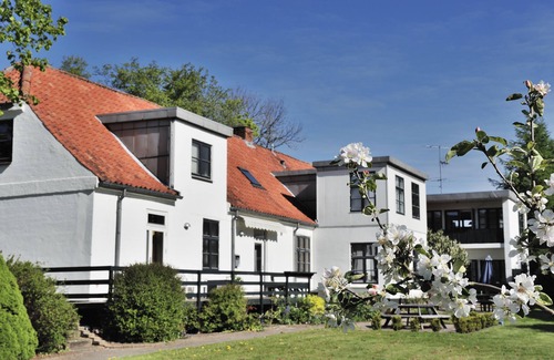 Hovedgard Apartment | Deluxe Apartment with Garden View - Provstegården Bed & Breakfast