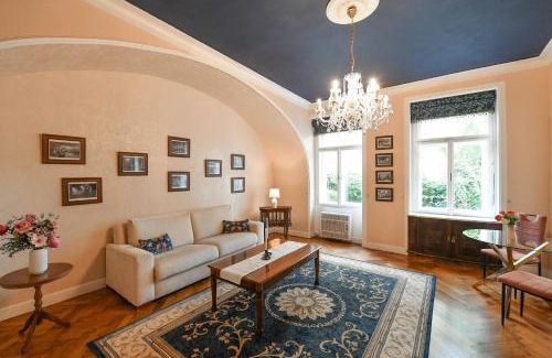 Mala Strana Apartment | Deluxe Apt in Old Town, Charles Bridge 3 min, Private garden, Breakfast