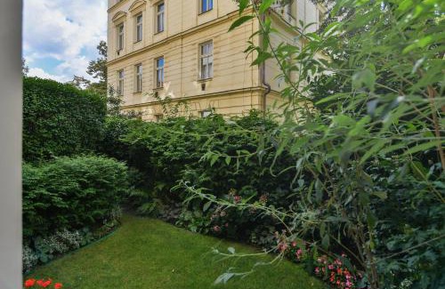 Mala Strana Apartment | Deluxe Apt in Old Town, Charles Bridge 3 min, Private garden, Breakfast