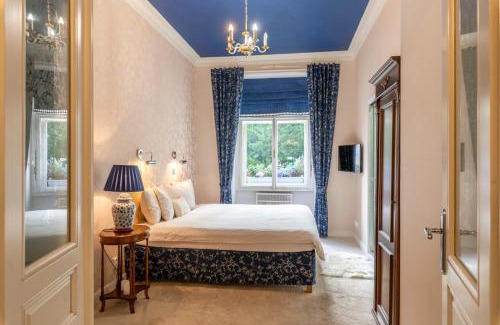 Mala Strana Apartment | Deluxe Apt in Old Town, Charles Bridge 3 min, Private garden, Breakfast