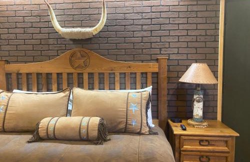 Amarillo Apartment | Deluxe Big Texan Multi Suite