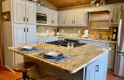 The Highlands Cabin | Deluxe Breckenridge Cabin across from Clubhouse