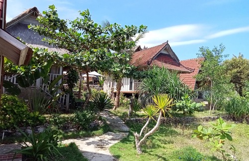 Ceningan Island Ski Chalet | Deluxe bungalow garden view