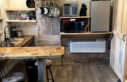 Hillsgrove Cabin | Deluxe Cabin B at Elk Creek Escape