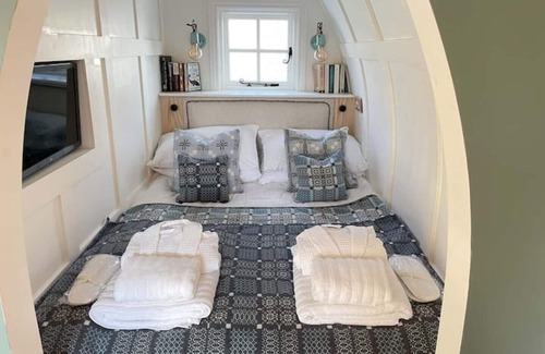 Jameston Cabin | Deluxe Cabin with Wood Fired Hot Tub & Log Burner