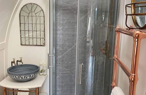 Jameston Cabin | Deluxe Cabin with Wood Fired Hot Tub & Log Burner