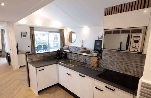 Zevenhuizen House | Deluxe Canal-Side Stay