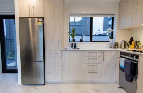 Christchurch City Centre Apartment | Deluxe Central retreat w/super king bed