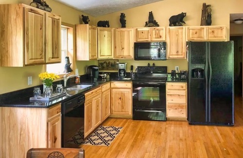 Maggie Valley Cabin | Deluxe Couples Retreat – Smoky Mountain View, Hot Tub, Fire Pit, King Bed, EV