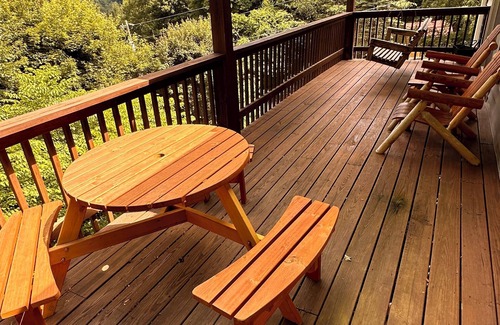 Maggie Valley Cabin | Deluxe Couples Retreat – Smoky Mountain View, Hot Tub, Fire Pit, King Bed, EV