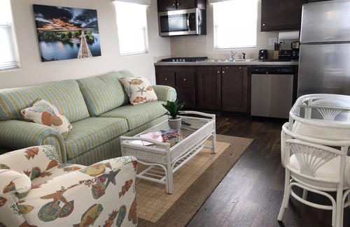 Stockton House | Deluxe "Delta" Vacation Bungalow in private marina on the California Delta