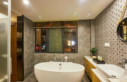 Xihu House | Deluxe Double Balcony King Room Bathtub
