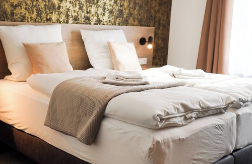 Estenfeld Hotel | Deluxe double room with underfloor heating