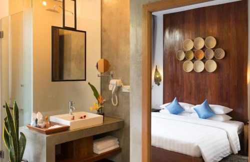 Wat Bo Area House | Deluxe Double Room with Patio or Balcony