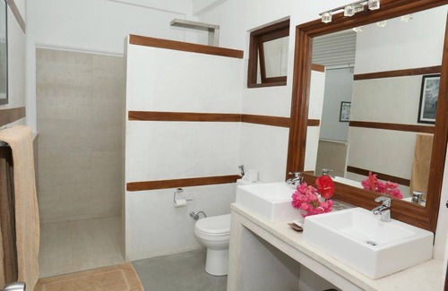 Bandaramulla Hotel | Deluxe Double Room with Sea View W/(Outdoor Pool)