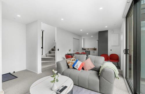Sydenham Apartment | Deluxe Downtown Residence 3 Bed 3 Bath