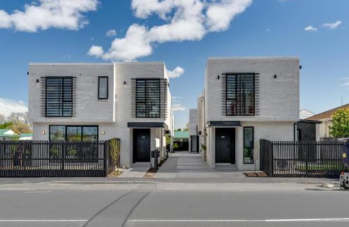 Sydenham Apartment | Deluxe Downtown Residence 3 Bed 3 Bath