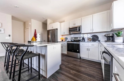 Whitebridge House | Deluxe Duet 228 & 230-2 Homes-Mins to Midtown