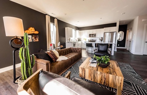 Whitebridge House | Deluxe Duet 228 & 230-2 Homes-Mins to Midtown