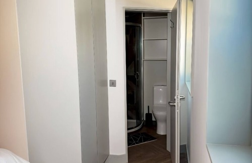 Anerley House | Deluxe En-Suite Room | Modern & Cosy Retreat