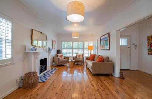 Dubbo House | Deluxe Entertainer - Pool, Close to CBD