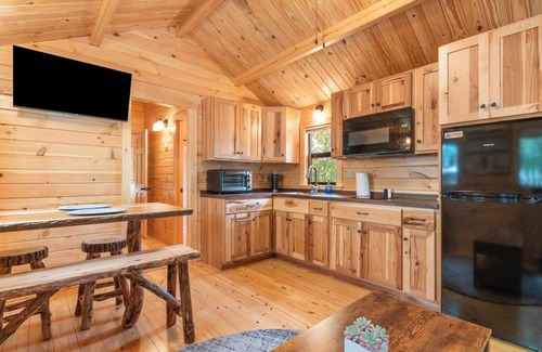 Thonotosassa Cabin | Deluxe Family Cabin with Porch - Happy Travelers RV Resort